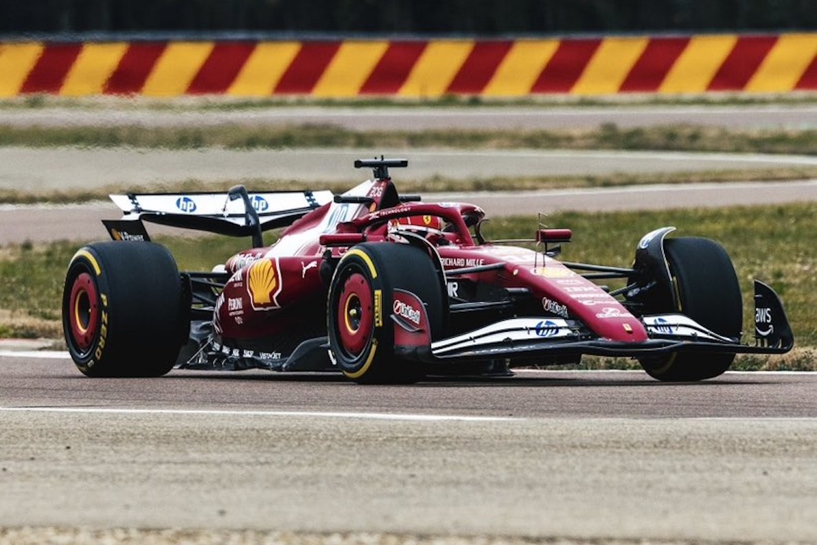 és - Videón az első körök: Így mozog Hamilton és Leclerc új Ferrarija