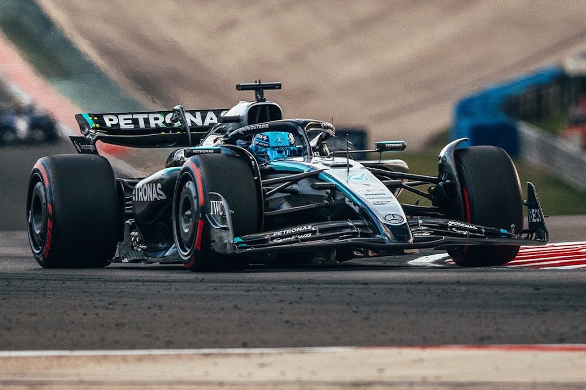  és  - Bekérette George Russell Mercedesét az FIA