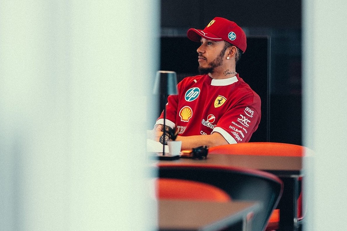  és  - Pontosan milyen dokumentumokat is küldözget Hamilton a Ferrarinak?