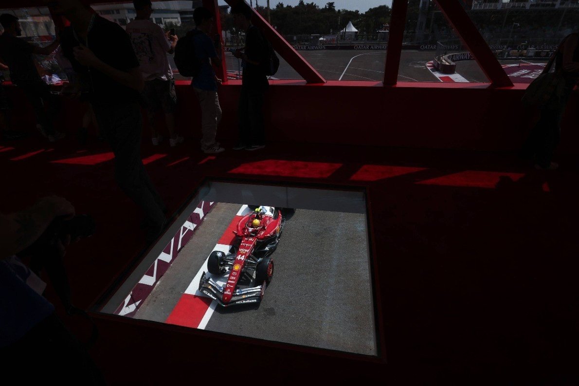 Hamilton az élen, Norris a falnak csapta a McLarent a bakui FP2-n!