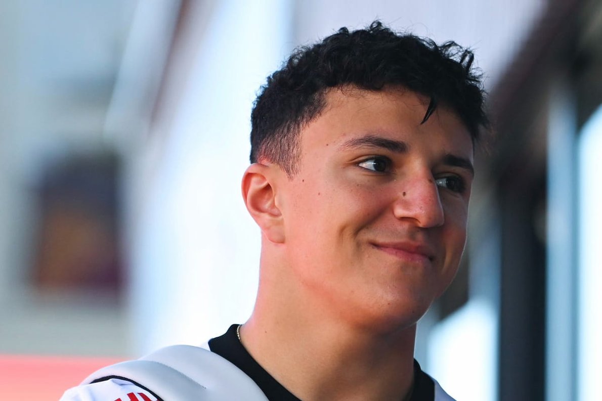  és  - Hadjar nagyon dühös Sainzra: “Csak játszadozott velem”