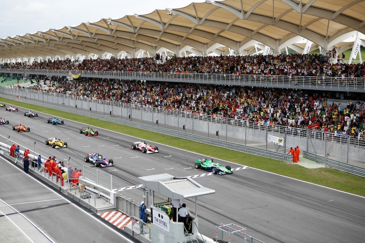  és  - A Forma-1 nyári szünetének átgondolása: fenntarthatósági és logisztikai szempontok