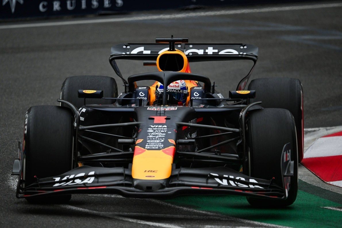  és  - Verstappen tükörsimán nyerte az Azeri Nagydíjat, Piastri nagyot hibázott, Sainz a dobogón!