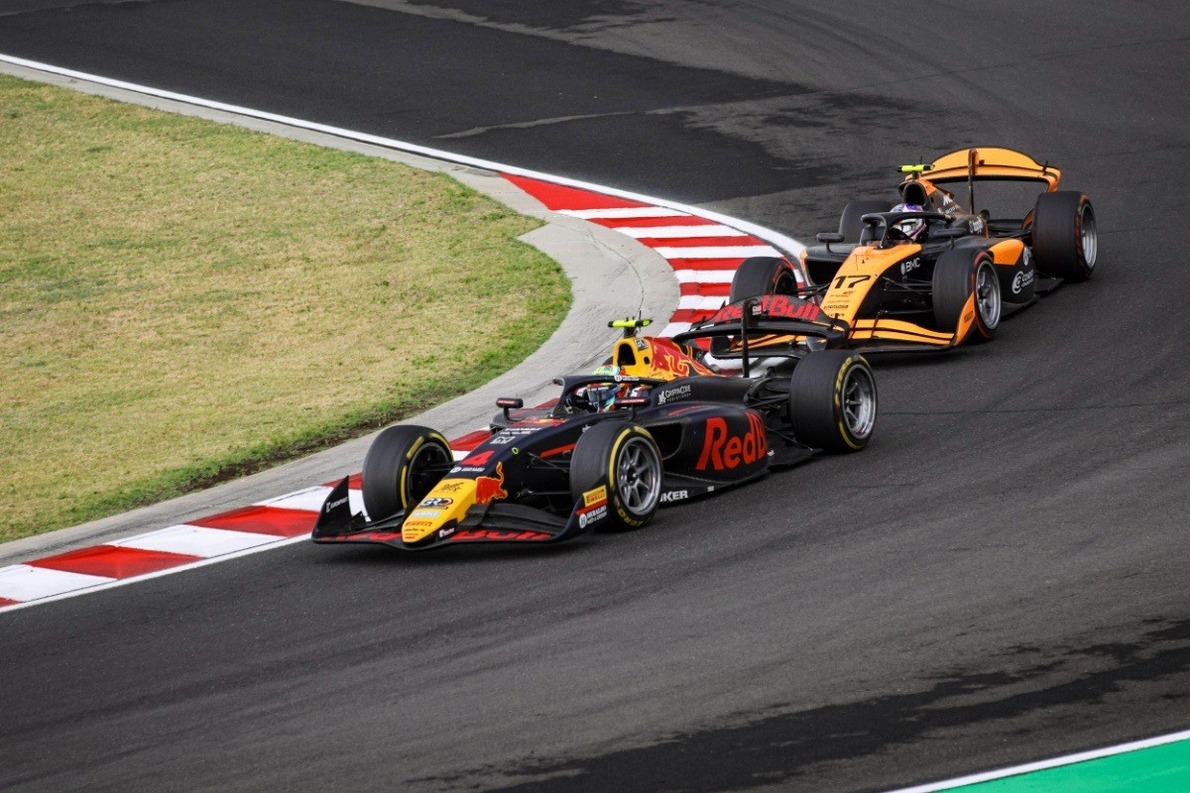  és  - Van egy nagy „de" a McLaren-tehetség Red Bullhoz való csábítása kapcsán