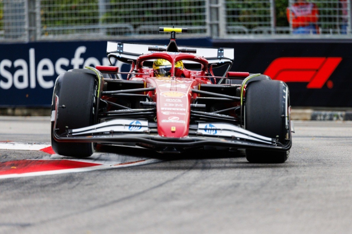  - Hamilton bizakodó: Jól fekszik neki a Ferrari Szingapúrban