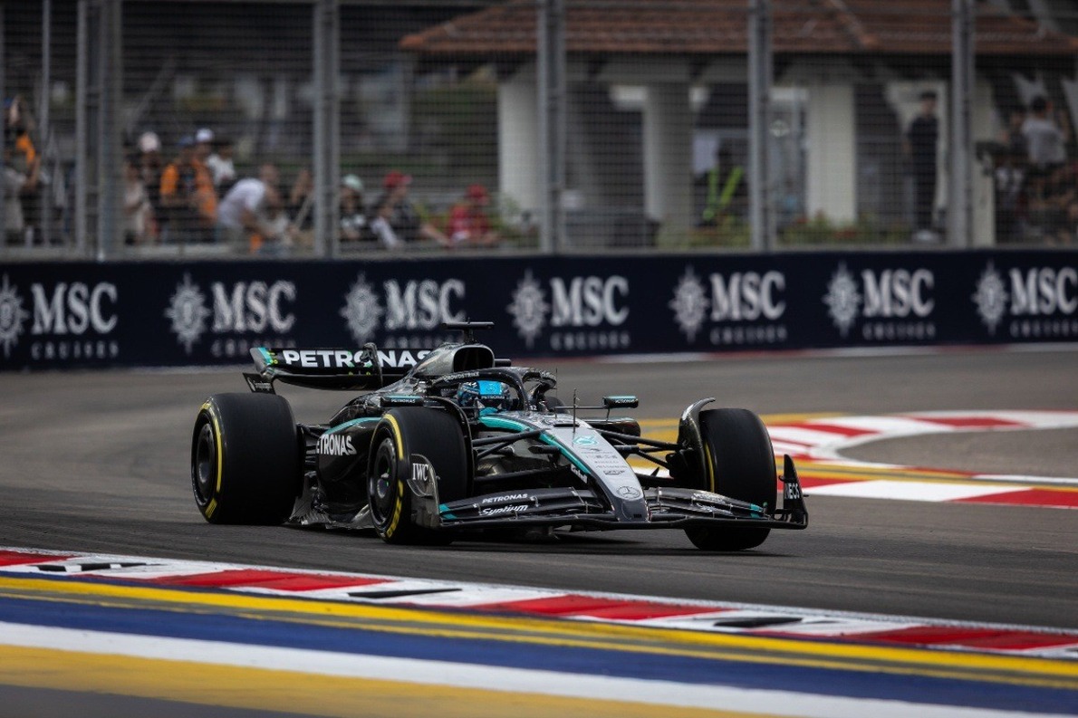  és  - Russell pályacsúccsal sokkolta a mezőnyt Szingapúrban, nincs McLaren az első sorban