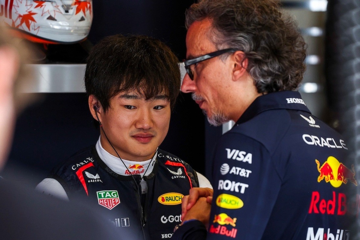  és  - Bocsánatkérésre kényszerült a Red Bull, miután csapathiba söpörte ki Cunodát a sprintidőmérő első szakaszából