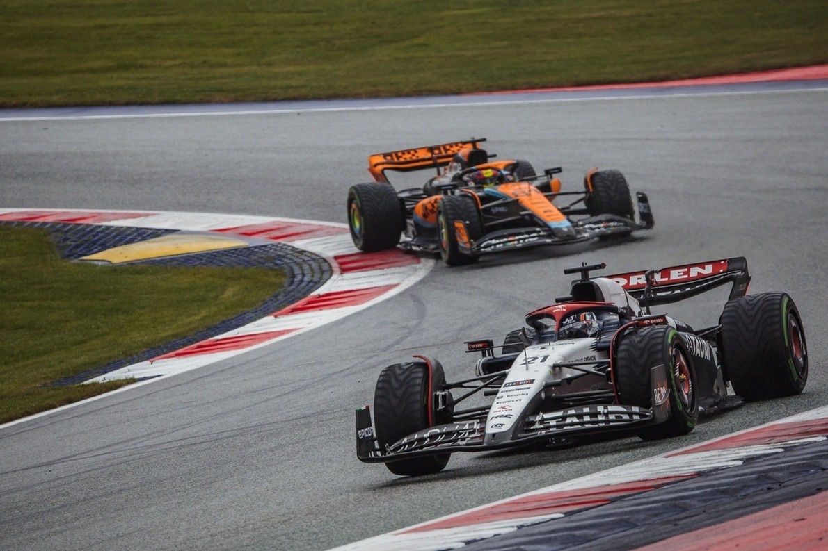  és  - Meglepő pilóta tűnt fel a McLaren Forma-1-es csapatánál!