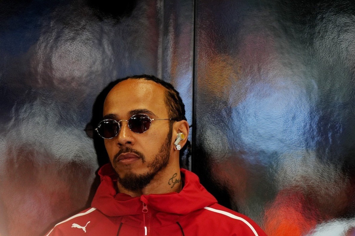 és - Hill szerint a Ferrarinak lassan villantania kell valamit Hamilton számára