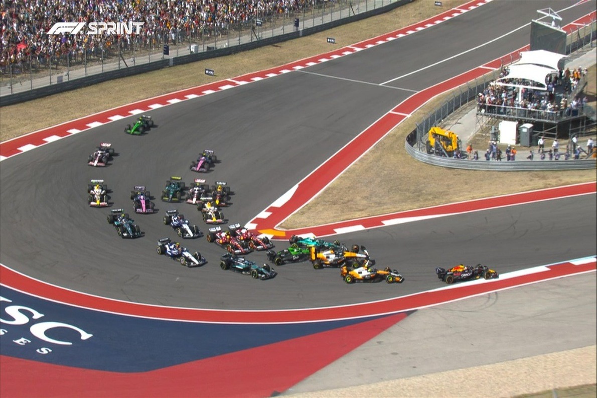  és  - Már az első kanyarban kiesett mindkét McLaren - több kameranézetből az ütközés (videó)