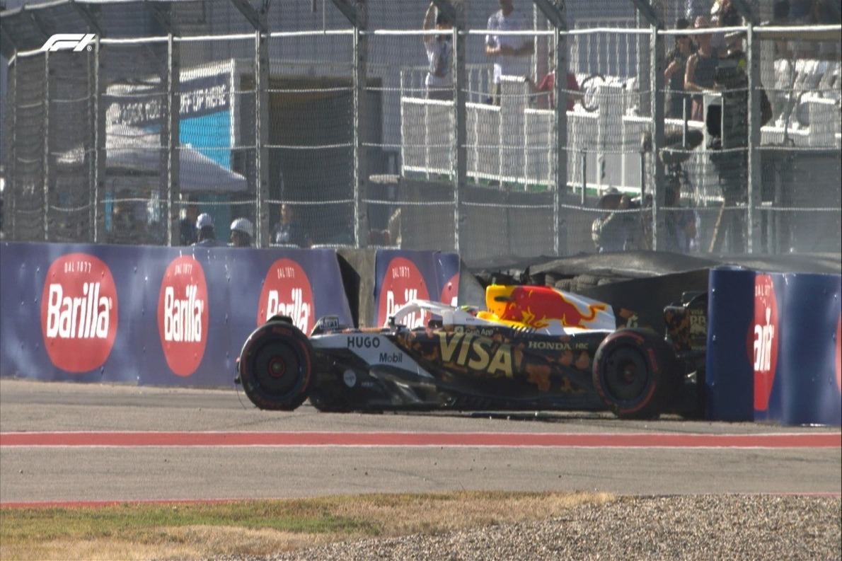  - Videón, ahogy Hadjar a kormányt és a sisakot üti az első körös balesete után