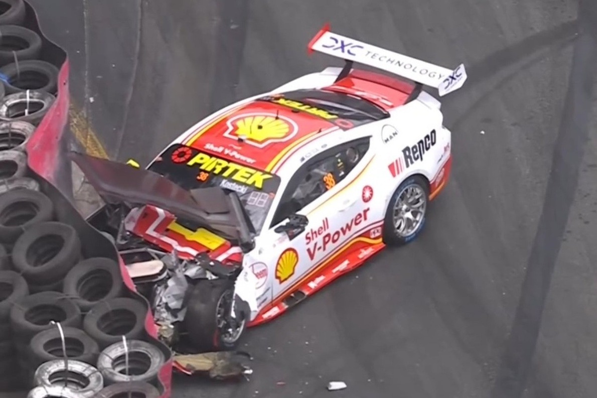 Súlyos baleset az ausztrál Supercars futamon: Több fotós is megsérült (videó)