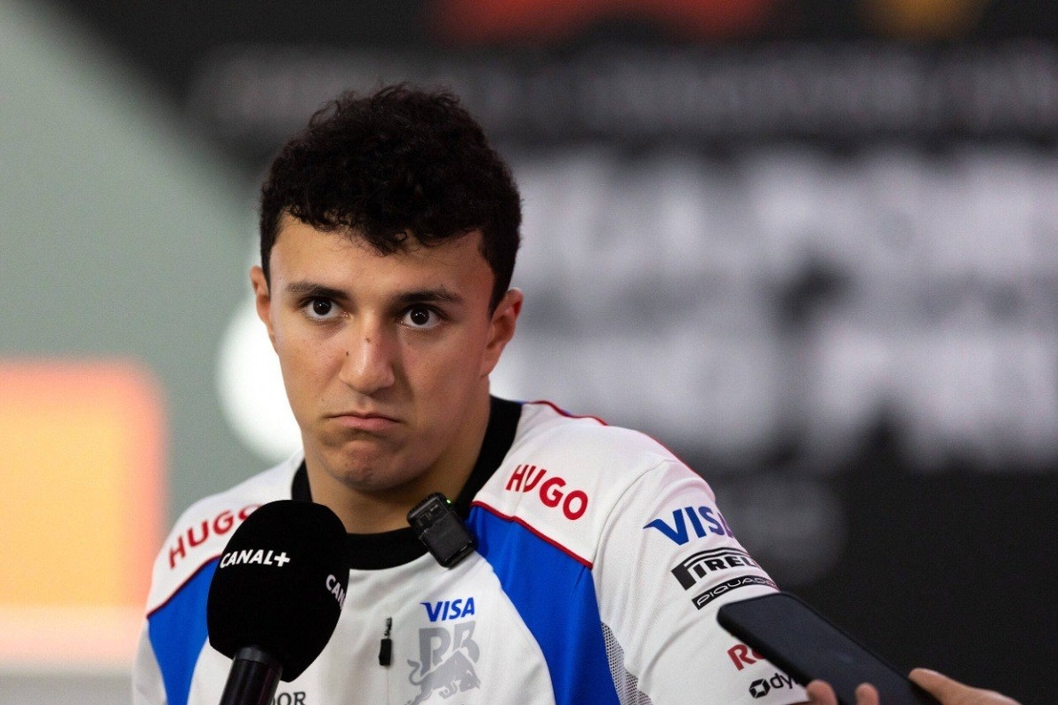  és  - Hadjar nem kér Alonso morgolódásából: „Ha nem tetszett neki a csata, az az ő baja"