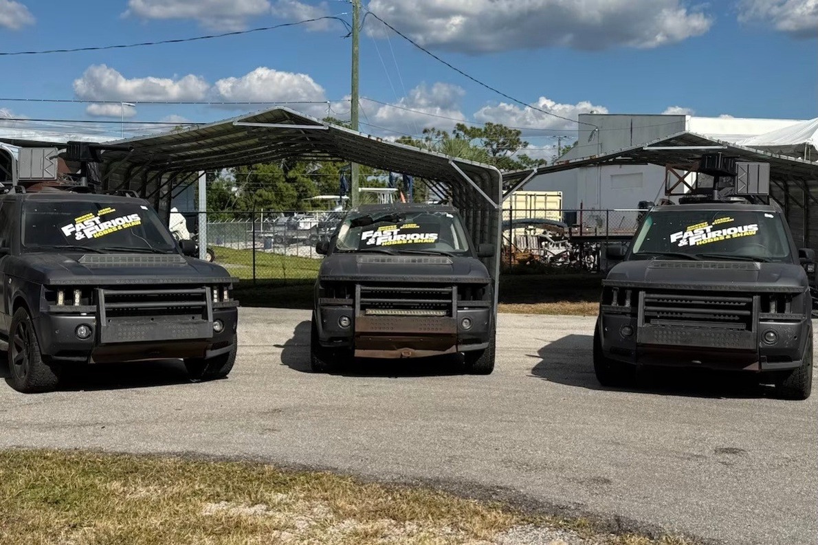 Kalapács alá kerülnek a Hobbs & Shaw Range Roverei