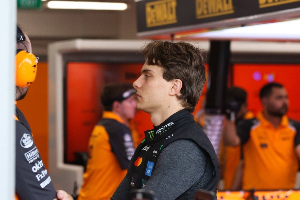  és  - Feszültség a McLarennél? Piastri elnémította Zak Brown rádióüzenetét! (videó)