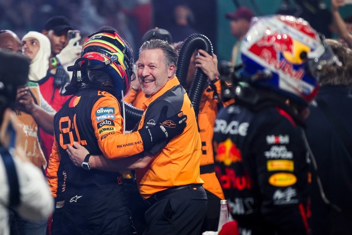  és  - Zak Brown szerint van valami, ami nagyon zavarja Verstappen viselkedésében