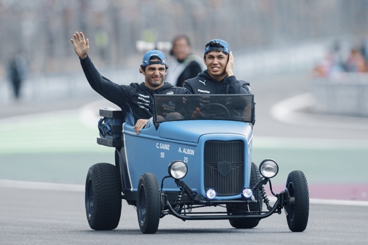  és  - Miért rángatta meg Carlos Sainz Alex Albont az F1-es Brazil Nagydíj rajtja előtt? (videóval)