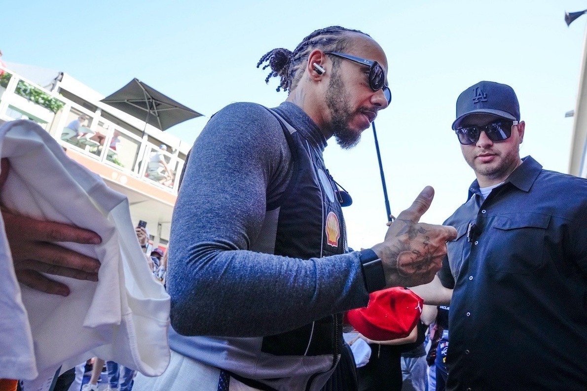  és  - Hamilton miatt nő a feszültség – „Futamonként 2,5 milliót fizetnek neki, mégsem csinál semmit”