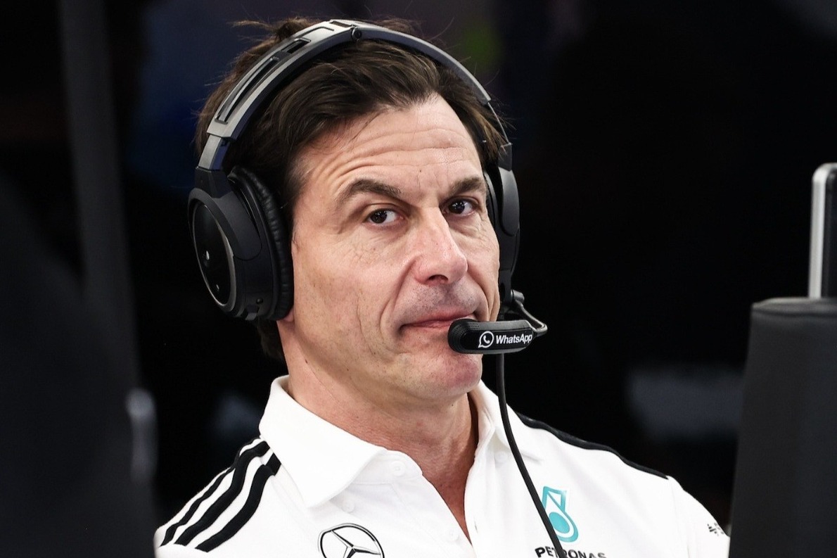  és  - Toto Wolff reagált: "Mennyire kell valakinek elveszítenie a józan eszét ahhoz, hogy ilyen hülyeséget állítson?"