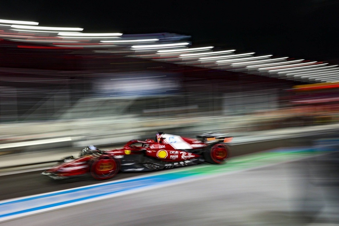  és  - Leclerc kezdett a legjobban a vegasi fényárban, a McLarent a Williams és a Red Bull is előzi