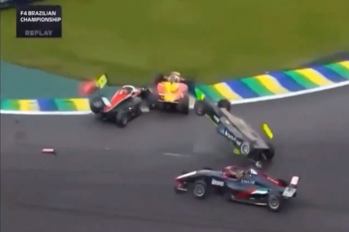 Videó: Nagy baleset Brazíliában, 3 autó ütközött össze, köszönjük meg a glóriát!