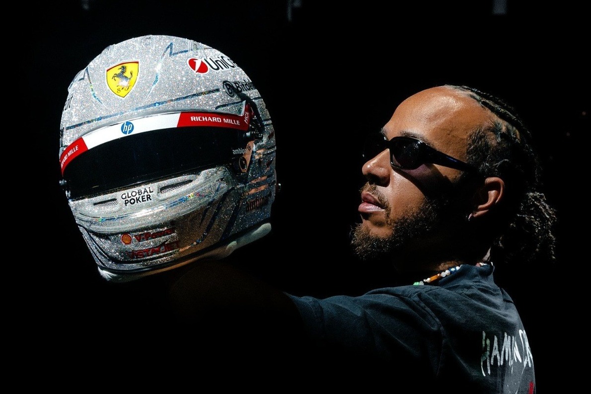  - "Diszkógömbbel" a fején versenyez majd Hamilton a Las Vegas-i Nagydíjon - videó