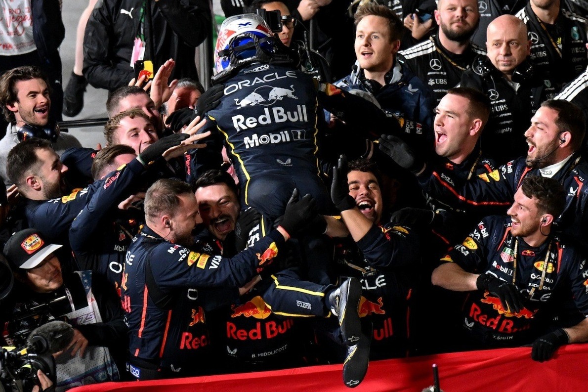  és  - Gúnyolódott egy sort a Red Bull a McLaren kettős kizárásán