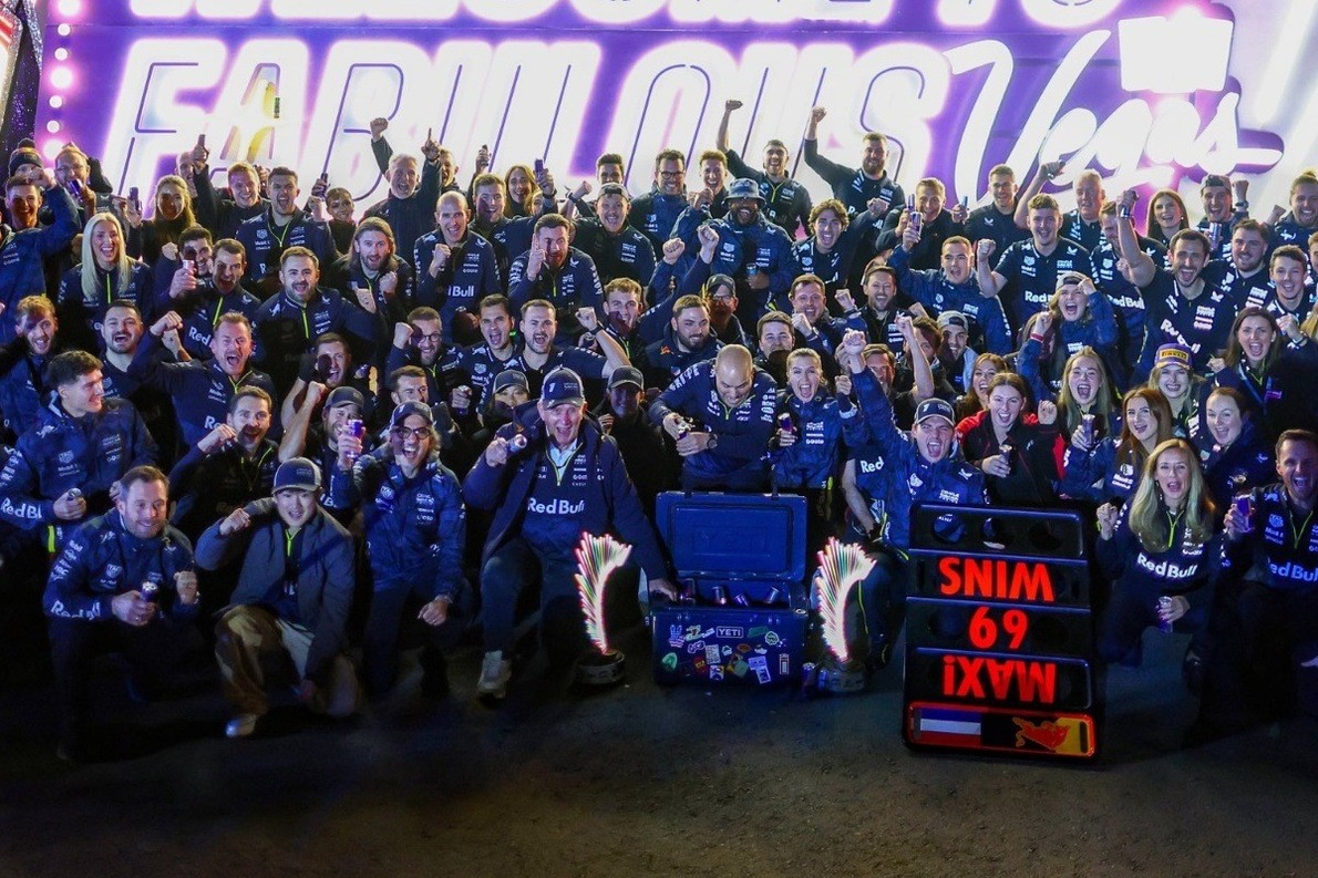  és  - Mivel nevettette meg a McLaren a Red Bullt a Las Vegas-i F1-es futamon?