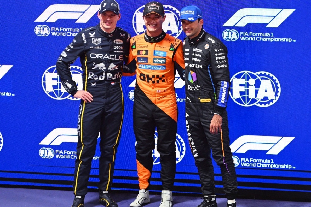  és  - Sainz hátradőlve nézné, mihez kezd egymással Norris és Verstappen