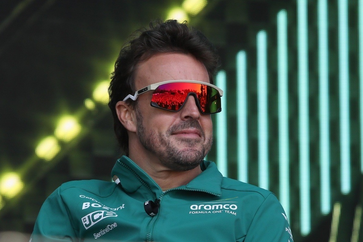 - Alonso újabb autót villantott, és először posztolt közös fotót párjával