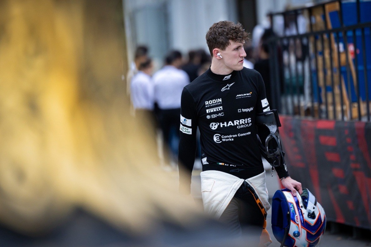 Újra F1-es csapattal tárgyal Alex Dunne, miután Helmut Marko miatt két szék közül a padlóra esett