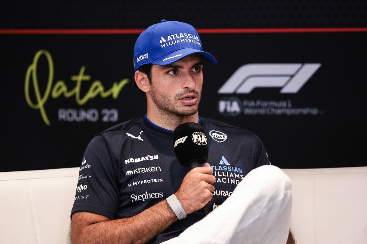  és  - Két ujjal üzent? Sainz gesztusa Hamilton felé összeesküvés-elméleteket indított el (videó)