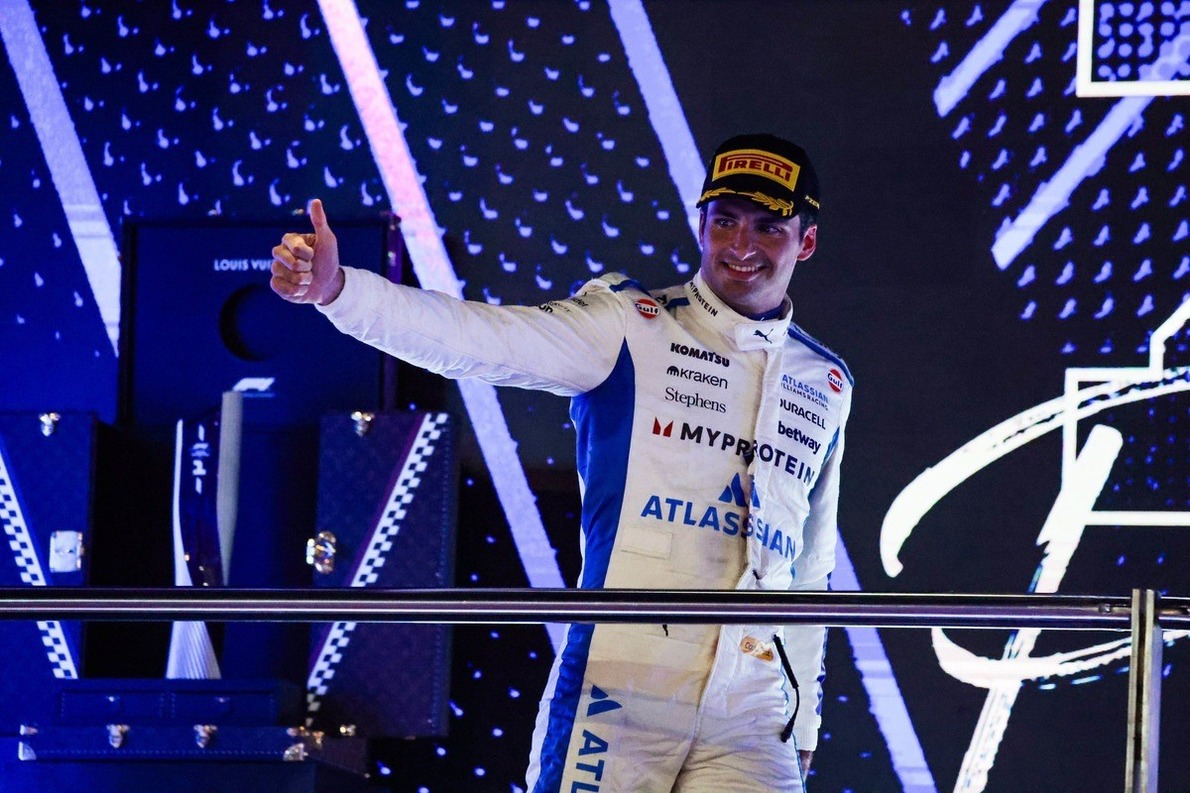  - „Egyáltalán nem számítottam rá” – Sainz „a fellegekben jár” az újabb dobogója után