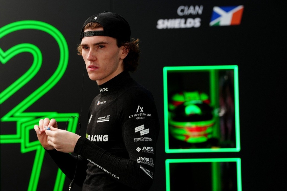 Egy F3-ban és F2-ben is nulla pontot szerző pilótát ültet be az Aston Martin Alonso helyére