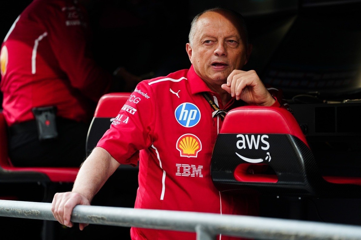 Az F1 vezetője kiáll Vasseur mellett: „Erős Ferrarit akarunk”