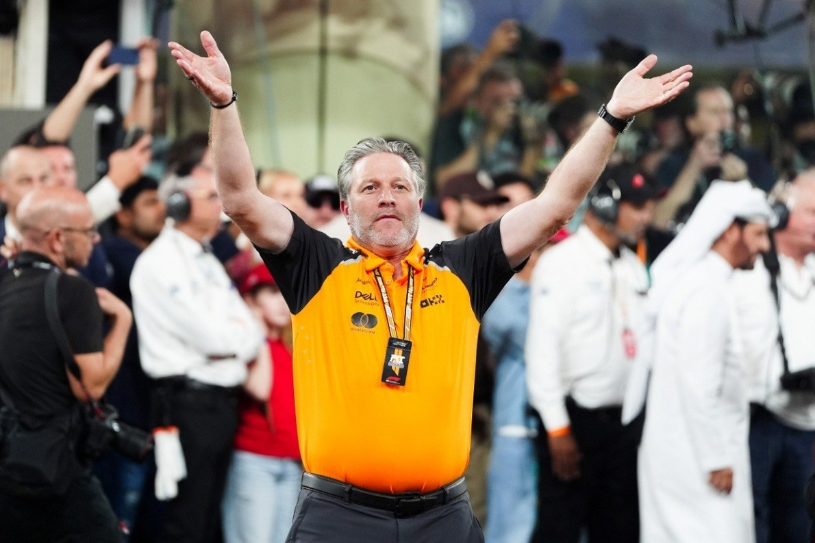  és  - Zak Brown Alpine-t gúnyoló megjegyzéssel ugrattta Piastrit a McLaren évzáróján