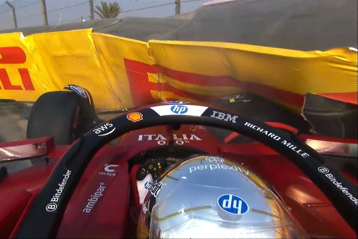  és  - Videón, ahogy Hamilton falba teszi a Ferrarit az Abu-Dzabi Nagydíj harmadik szabadedzésén