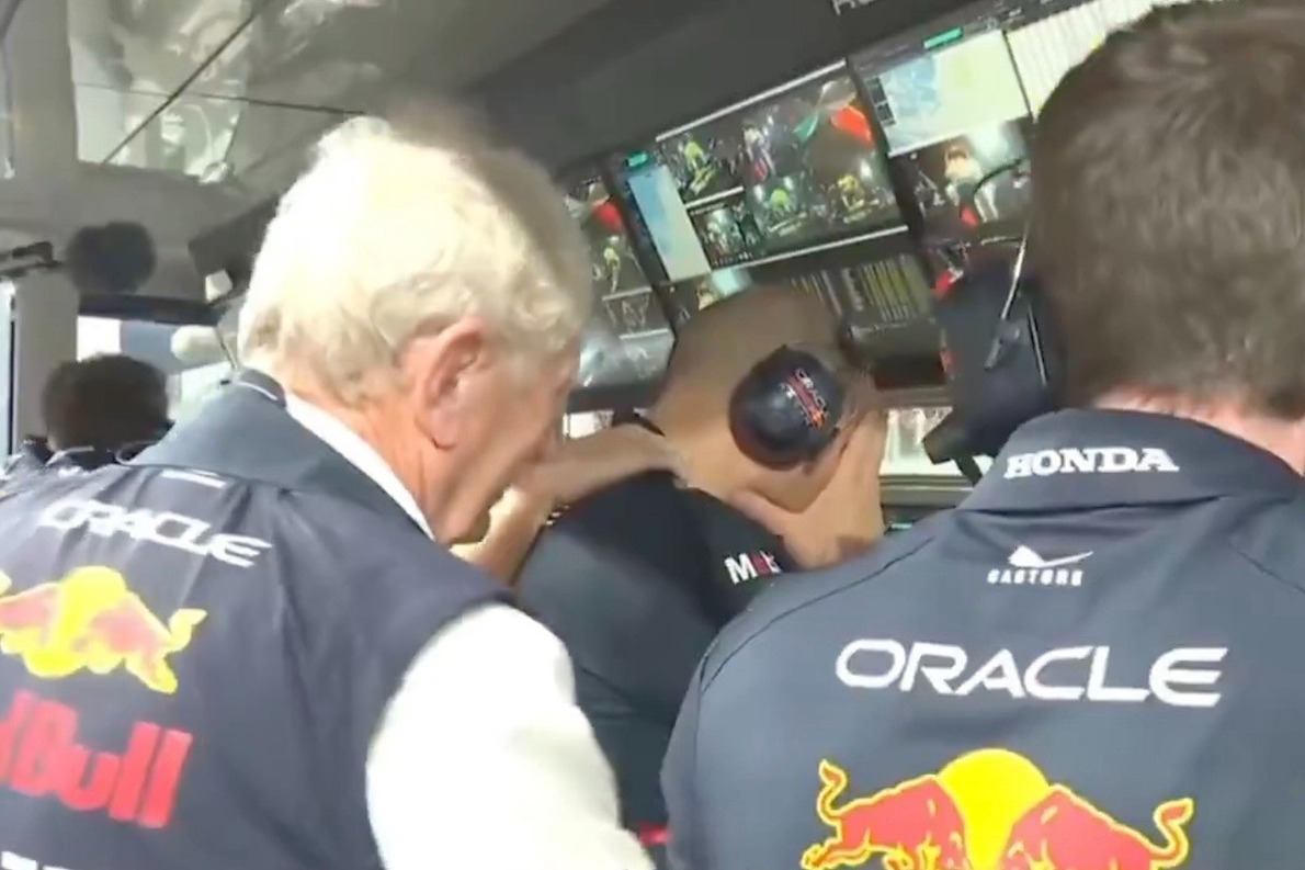  - Videón, ahogy Helmut Marko is vigasztalni próbálja a teljesen összeomló Lambiasét
