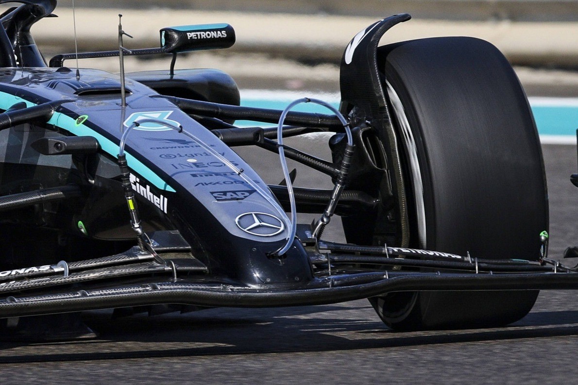  - Feltűnő 2026-os dizájnt tesztel a Mercedes Abu-Dzabiban