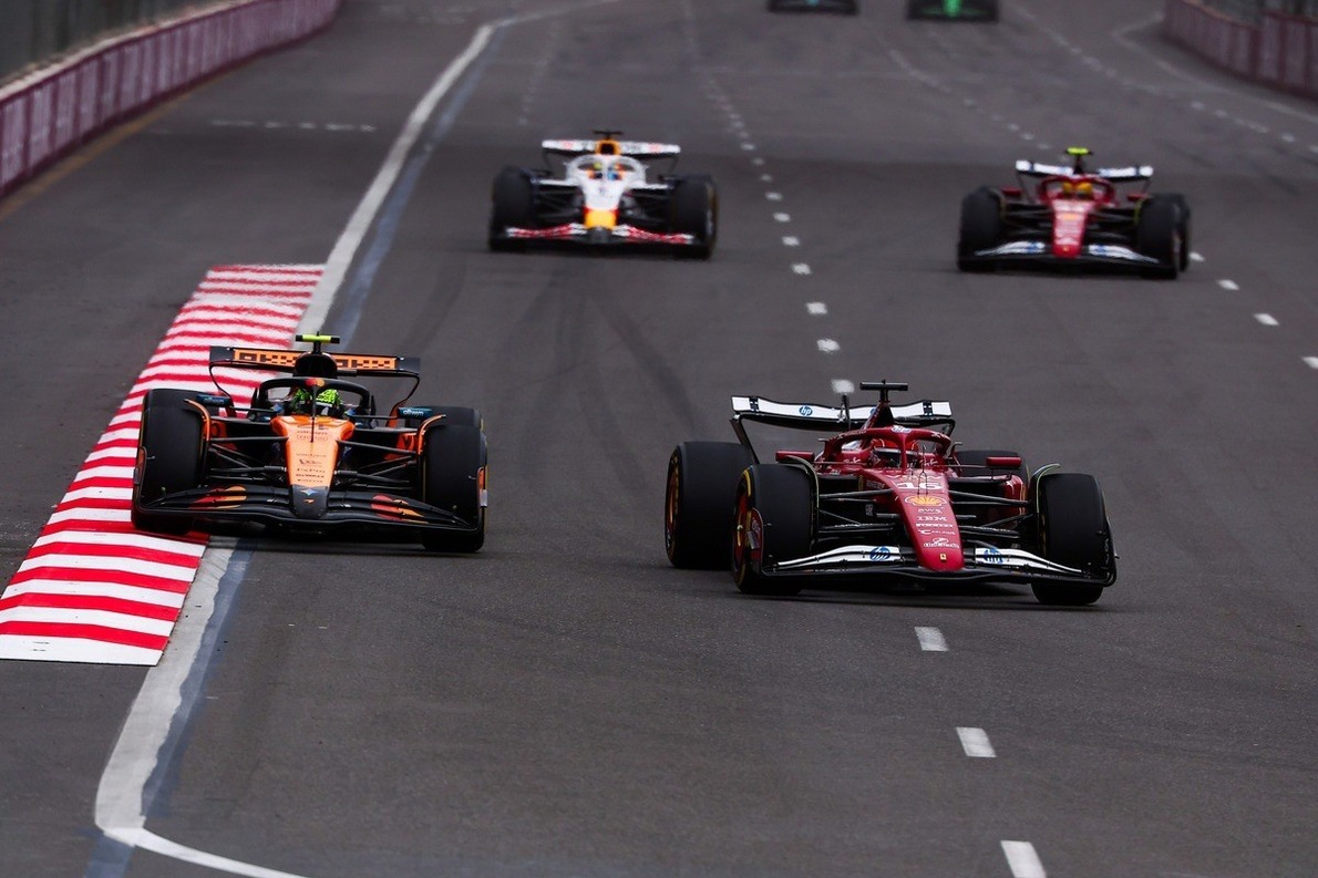  és  - Az olasz sajtó ízekre szedte a Ferrarit és Hamiltont a bakui verseny után