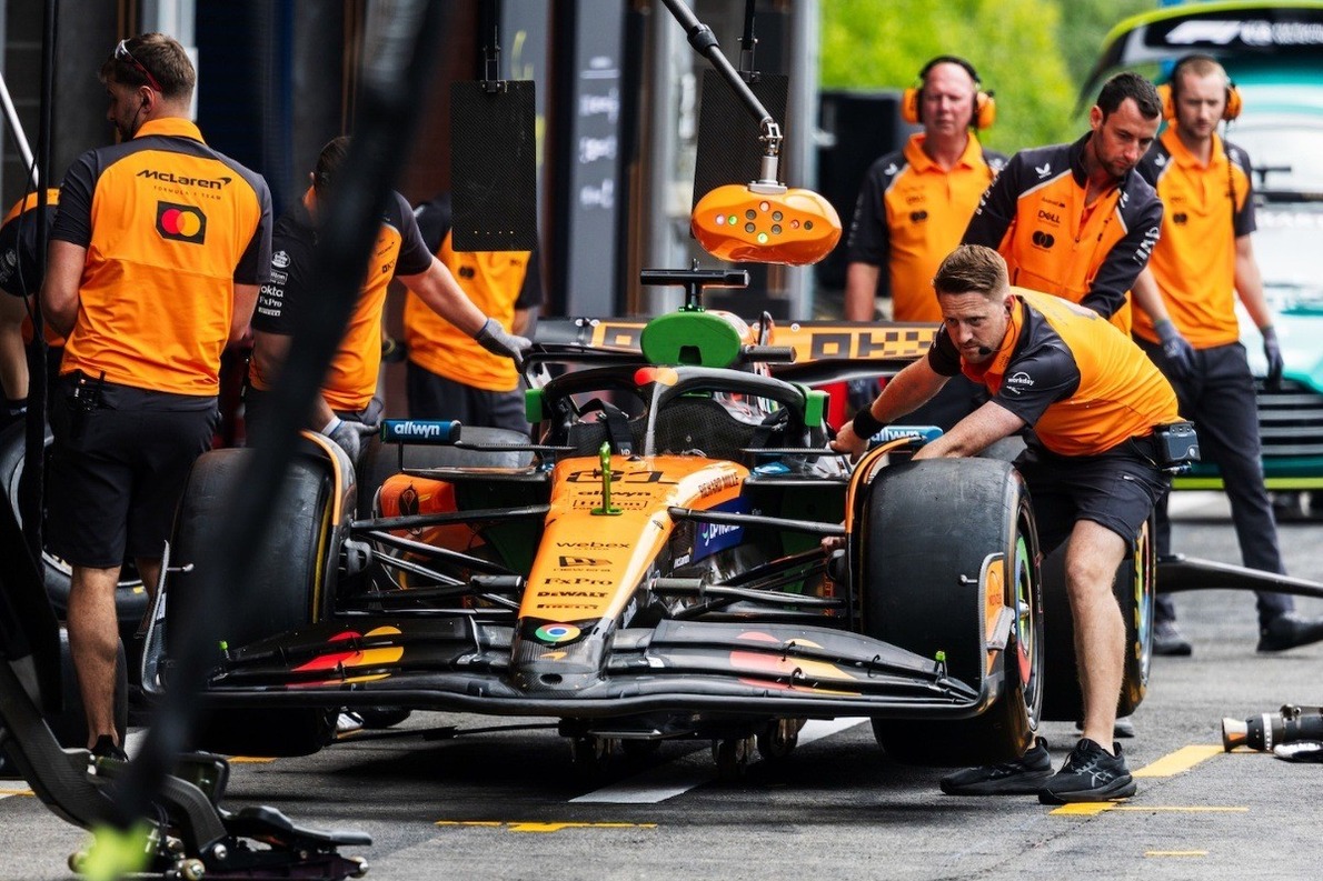  és  - Megdöbbentő javaslat: A McLaren főnöke is visszahozná a tankolást az F1-be