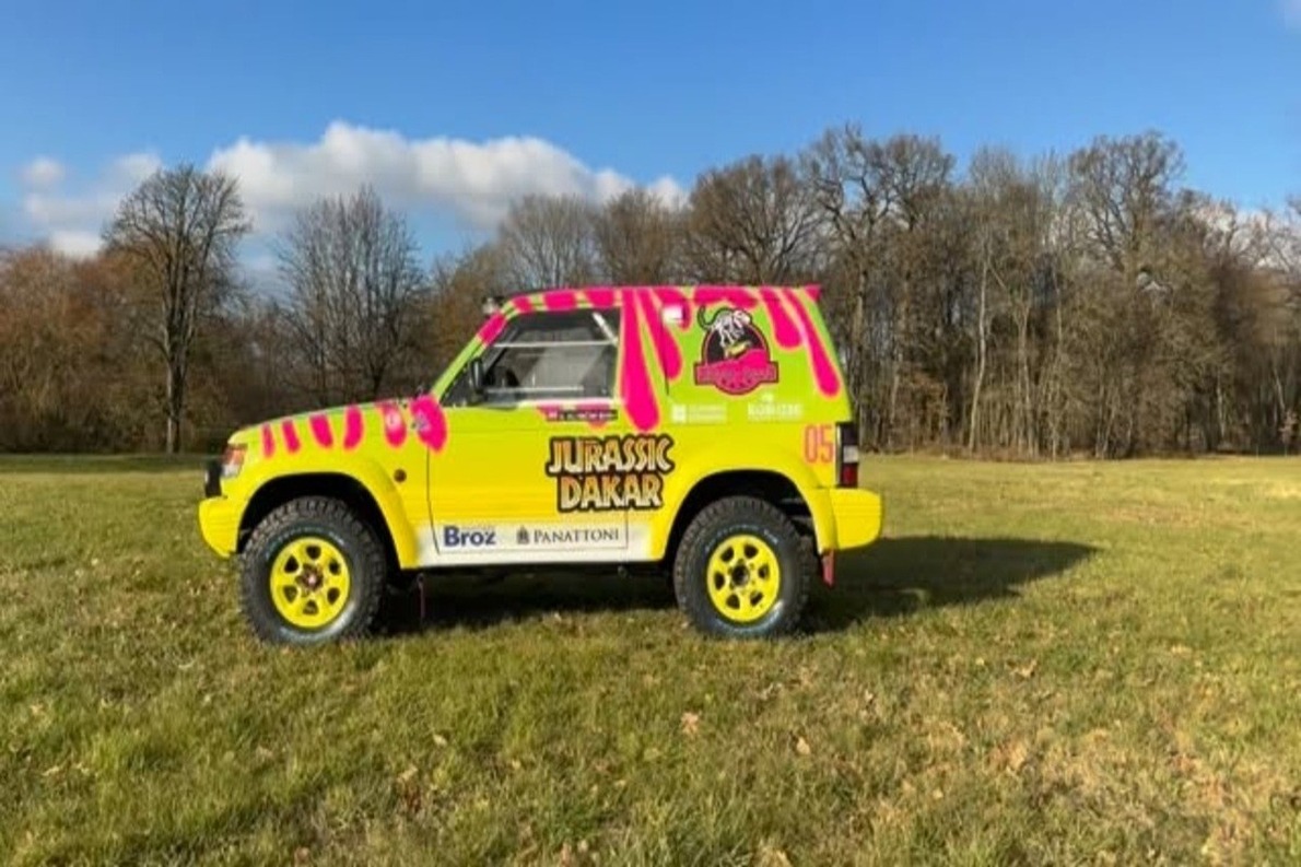 Van egy autó a Dakaron, amely nemcsak versenyez, hanem életeket változtat meg!