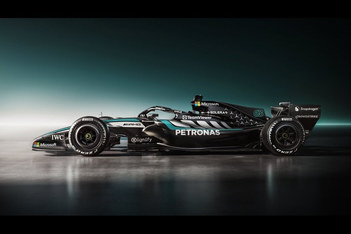  - A Mercedes új autója is megtette az első köreit, így szól a W17 – videó