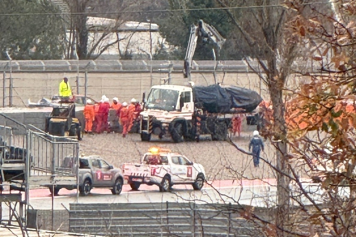  és  - Falnak csapódó Red Bull és Hamilton első ferraris méterei: az eső uralta a keddi tesztnapot