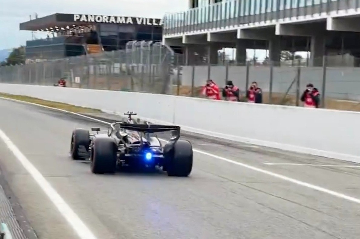  és  - Kék figyelmeztető lámpa került az Aston Martin új F1-es autójára – ez volt az oka