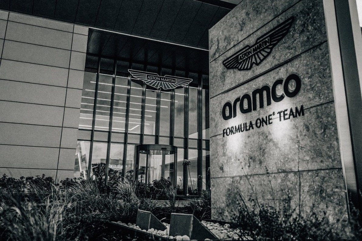 Belháború az Aston Martinnál: kulcsember távozhat a szezon közepén