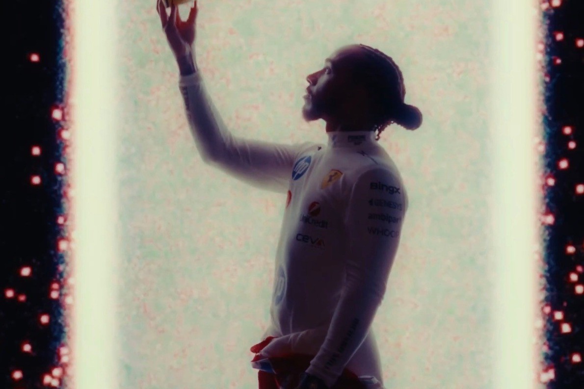  és  - Új korszakot jeleznek a Ferrari versenyzői ruhái: fehérrel erősítenek a 2026-os szezonra! (fotók)