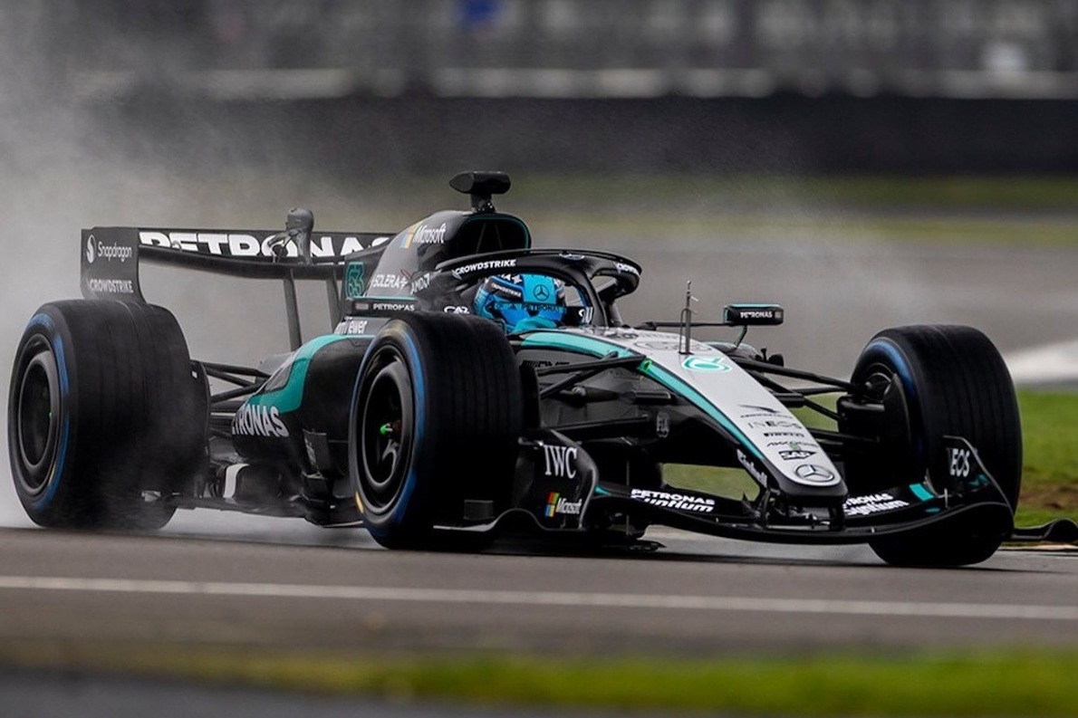  és  - Szemfényvesztés volt a Mercedes bemutatója, Silverstone-ban már egy teljesen más autóval gurultak pályára