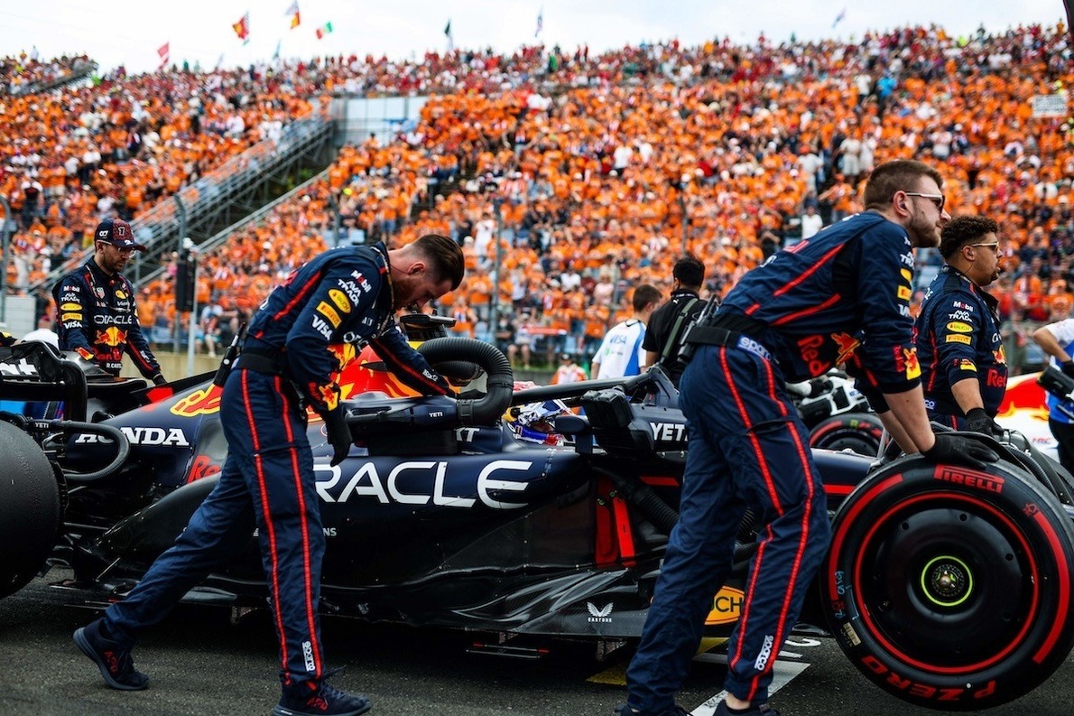  - A vb-cím elvesztése sem szegte a szurkolók kedvét: máris telt házas a Verstappen-lelátó a Hungaroringen