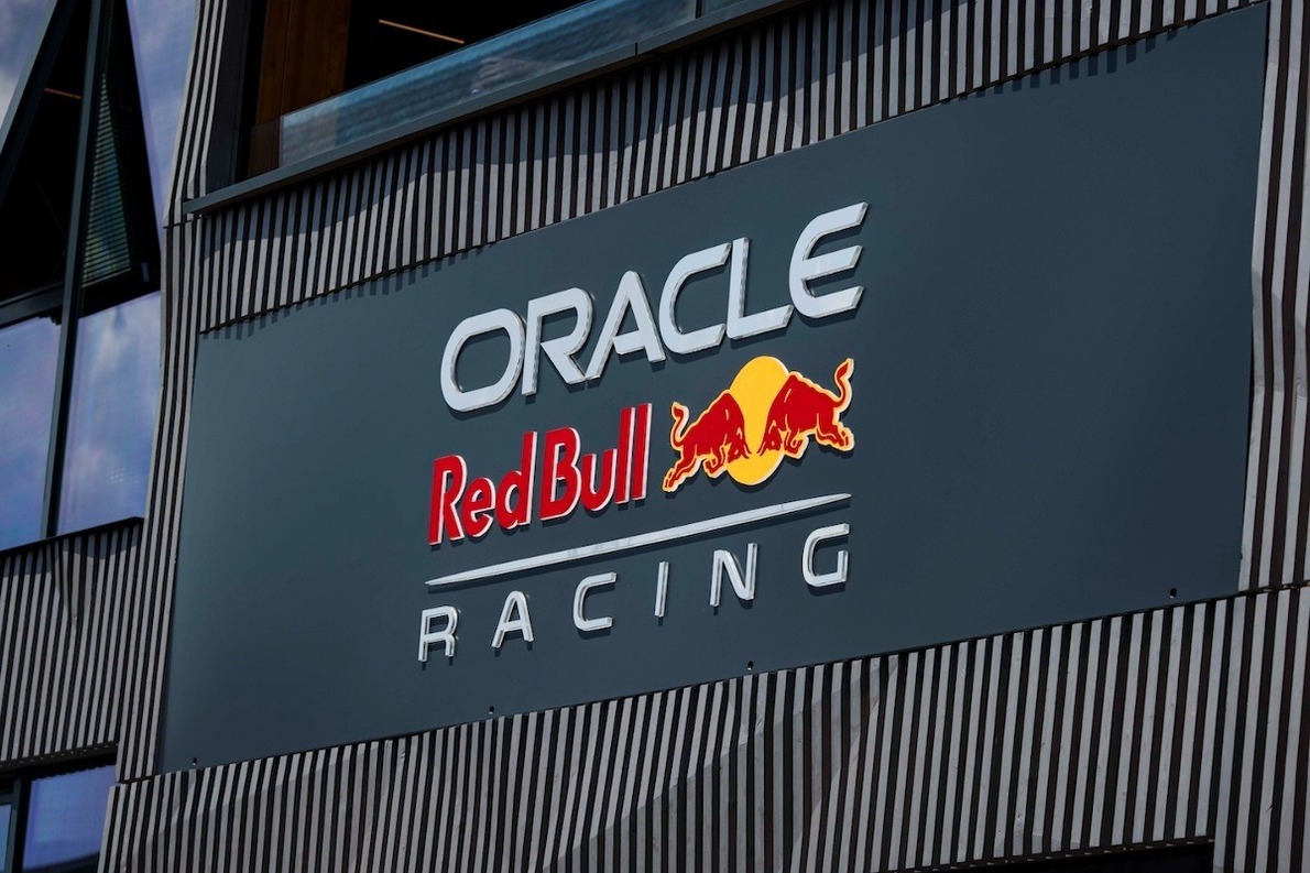  és  - Négy vezetőt is elküldött a Red Bull a Horner-korszak lezárásaként